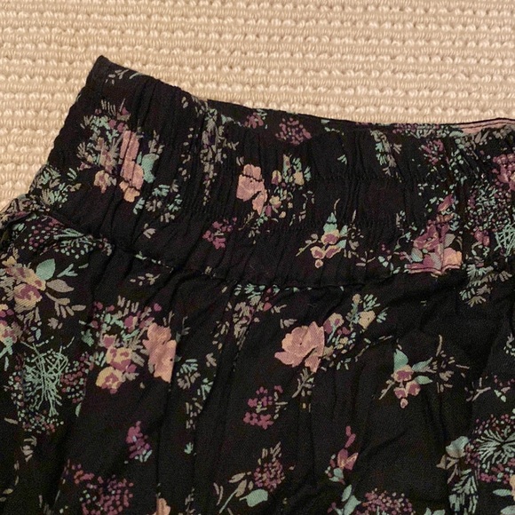 Urban Outfitters Black Floral Mini Skirt - Picture 4 of 4